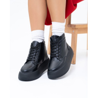 Черные утепленные ботинки на высокой подошве