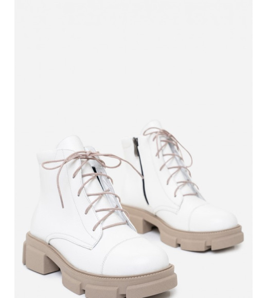 Белые кожаные ботинки с бежевой подошвой