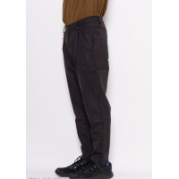 Темно-серые брюки чинос с защипами у пояса