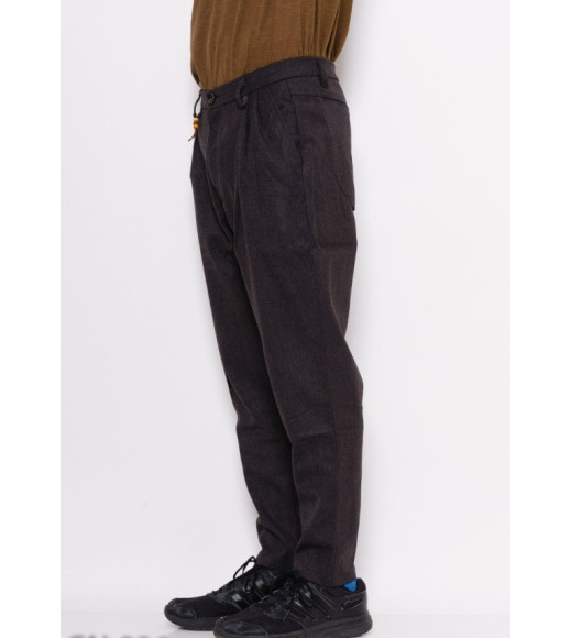 Темно-серые брюки чинос с защипами у пояса