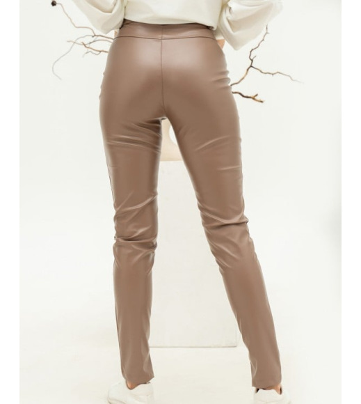 Бежевые облегающие брюки из эко-кожи