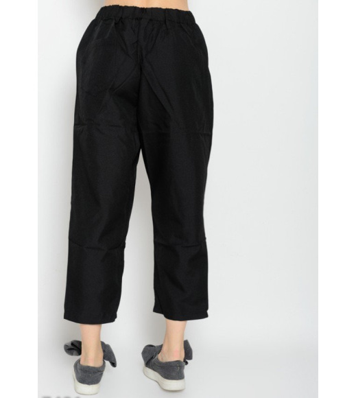 Чорні укорочені однотонні брюки з защипами