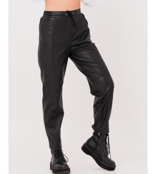 Черные свободные брюки из эко-кожи