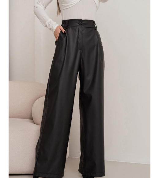Черные кожаные брюки палаццо с защипами