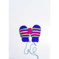 Яскраві смугасті вовняні рукавиці кольору електрик на мотузці