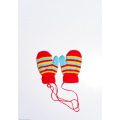Червоні яскраві смугасті вовняні рукавиці на мотузці