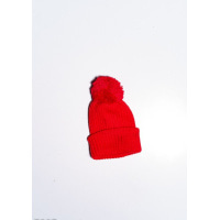 Красная вязаная демисезонная шапка с аппликациями и помпоном