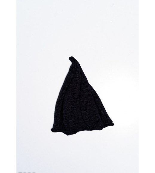 Черная однотонная шапка в форме колокольчика фактурной вязки