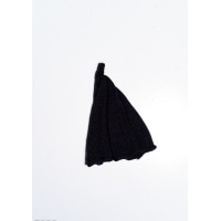 Черная однотонная шапка в форме колокольчика фактурной вязки