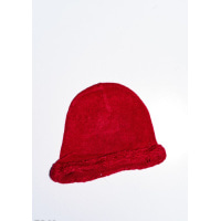 Червона тонка вовняна шапка з об`ємною манжетою