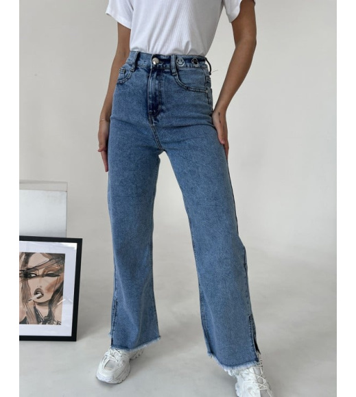 Потертые джинсы с нашивками и разрезами