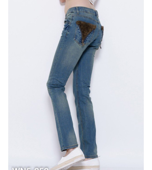 Синие потертые джинсы с аппликацией на карманах