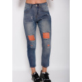 Синие джинсы бойфренды с оранжевой перфорацией и потертостями