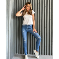 Рваные синие джинсы с потертостями