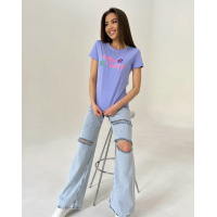 Голубые рваные джинсы трубы