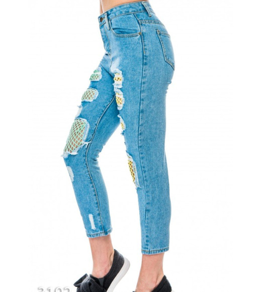 Рваные синие джинсы со вставками из цветной неоновой сетки
