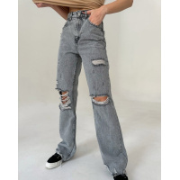 Серые рваные джинсы трубы