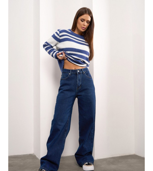 Синие прямые джинсы на байке