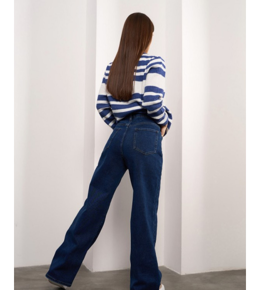 Синие прямые джинсы на байке