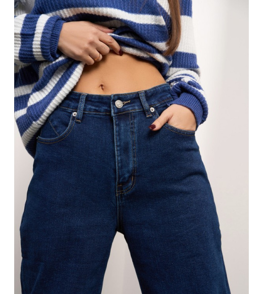 Синие прямые джинсы на байке