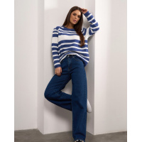 Синие джинсы на байке с широким кроем