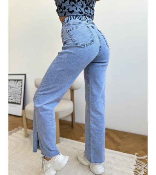 Голубые прямые джинсы с разрезами