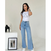 Голубые прямые джинсы с разрезами