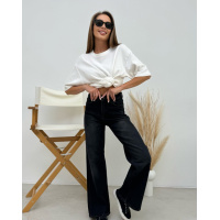 Серые джинсы трубы с легкими потертостями