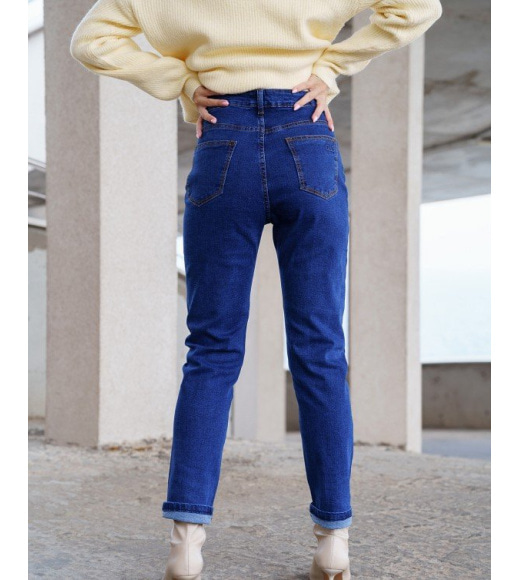 Синие классические джинсы на байке