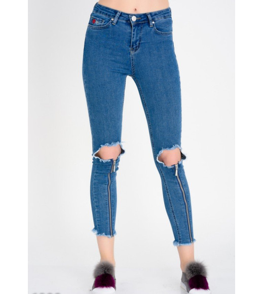 Короткі вузькі джинси з великими дірками на колінах