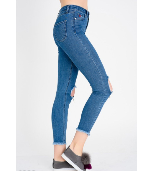 Короткие узкие джинсы с крупными дырками на коленях