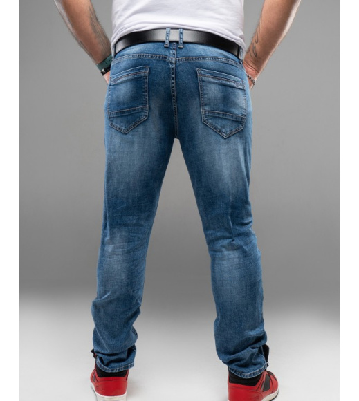 Синие классические джинсы с потертостями