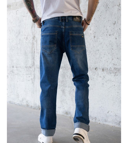 Синие джинсы с анатомическими потертостями