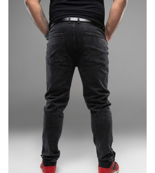 Черные классические джинсы с легкими потертостями