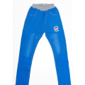 Голубые джинсы на резинке с принтом и карманами сзади