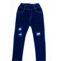 Темно-синие зауженные джинсы на резинке с рваной перфорацией на коленях