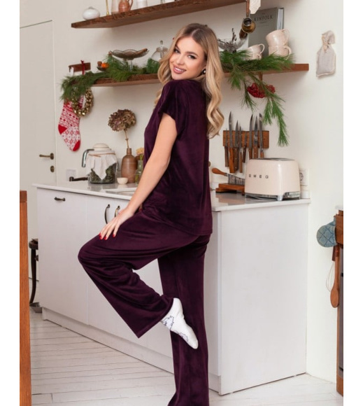 Бордовая велюровая пижама со свободными брюками
