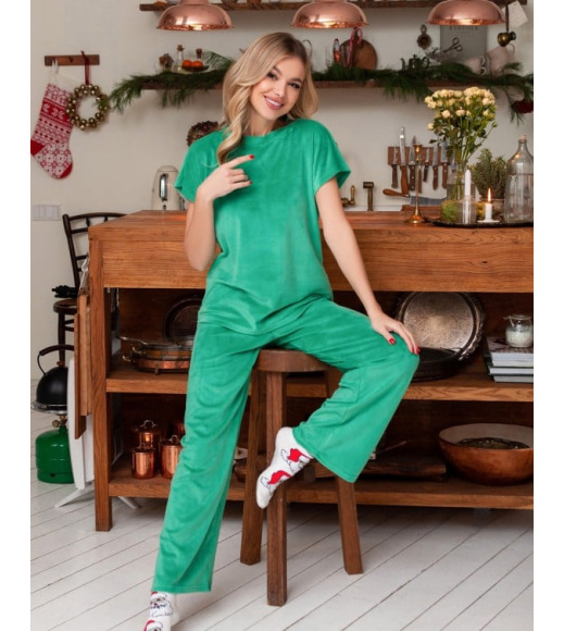 Зелена велюрова піжама з вільними брюками
