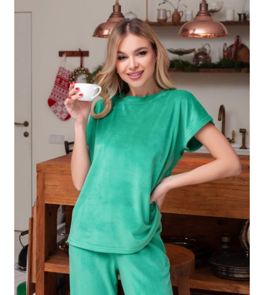 Зеленая велюровая пижама со свободными брюками