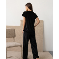 Черная велюровая пижама со свободными брюками