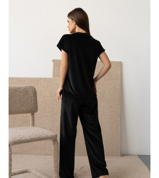 Чорна велюрова піжама з вільними брюками