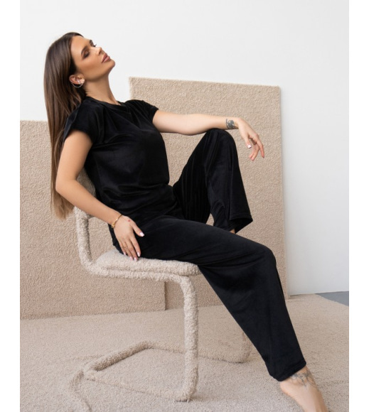 Черная велюровая пижама со свободными брюками