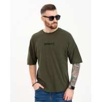 Футболка цвета хаки с надписью на спинке