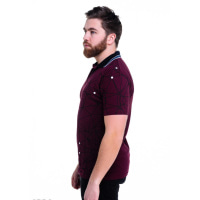 Бордовая футболка-поло со стильным геометрическим принтом