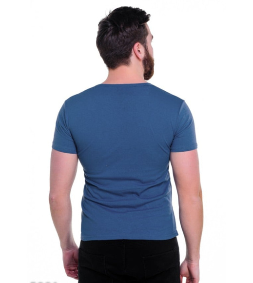 Синя футболка з об'ємним принтом та написами на грудях