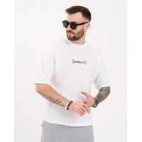 Белая футболка с надписью на спинке