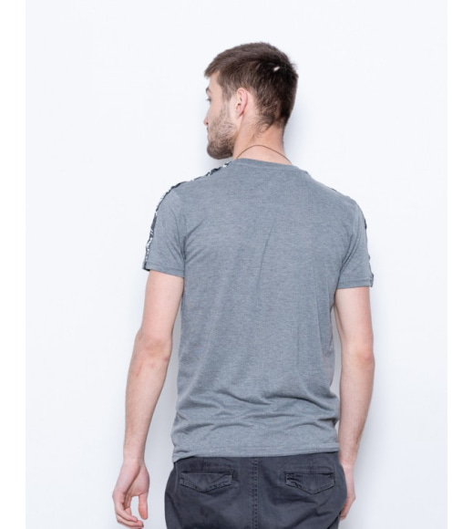 Меланжево-тонка сіра футболка з тасьмою і принтом