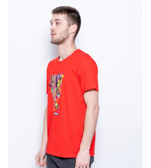 Красная тонкая трикотажная футболка с ярким принтом