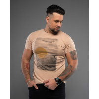 Бежевая трикотажная футболка с крупным рисунком