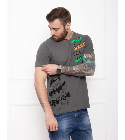 Трикотажная футболка цвета хаки с цветным принтом